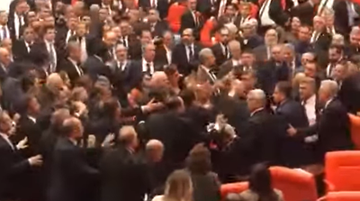 צפו: החברים בפרלמנט הטורקי "הלכו מכות"