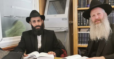 דניאל והרב יואב רובינסון בישיבת חב"ד ברמת אביב