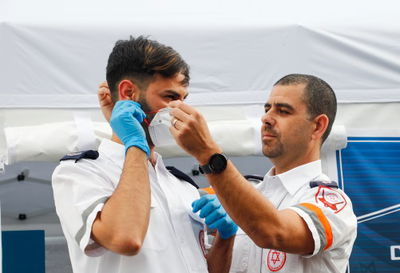 בהלת הקורונה בישראל • הגבלות חדשות: אל תלחצו ידיים