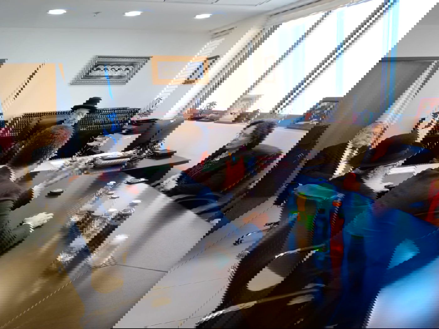 הרב הראשי הורה: "להימנע מנישוק מזוזות"