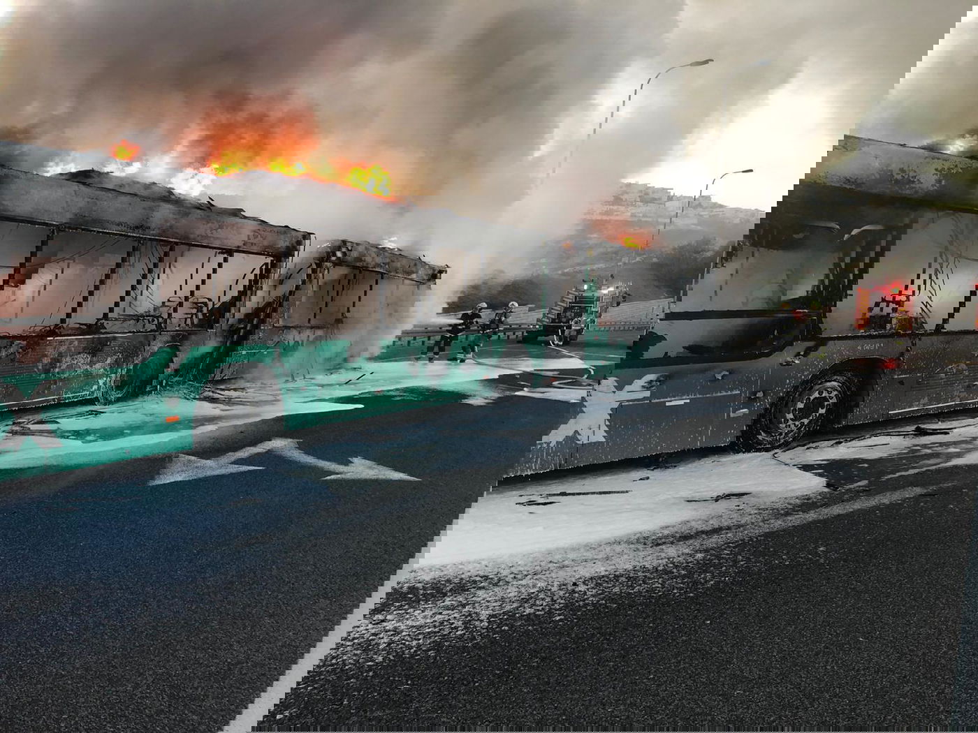 צפו: אוטובוס בער כולו בכביש בגין בירושלים