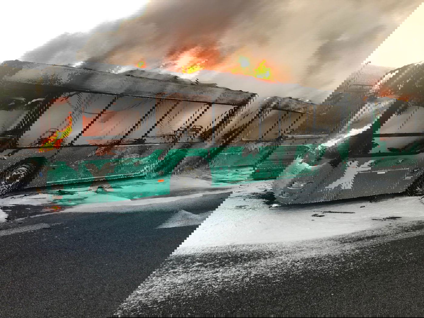 צפו: אוטובוס בער כולו בכביש בגין בירושלים