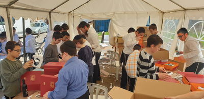 הילדים אורזים היום את משלוחי המנות של חב"ד