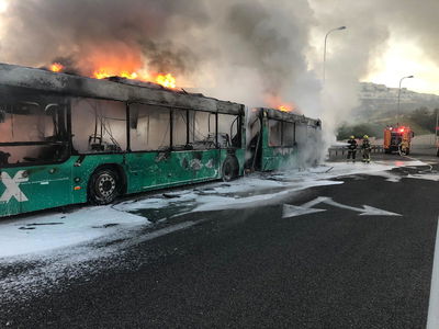 צפו: אוטובוס בער כולו בכביש בגין בירושלים