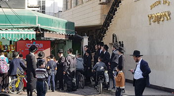 מה הדבר שגרם להתקהלויות ברחובות בני ברק וירושלים?