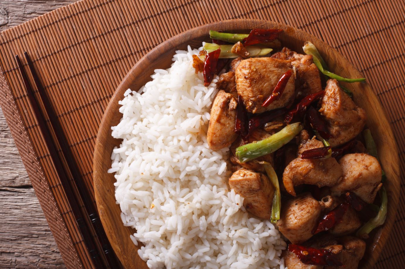 חזה עוף עם סלרי במרינדת פלפל שחור