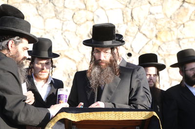 מעמד הקמת מצבה על קברו של האדמו"ר מקליוולנד זצ"ל