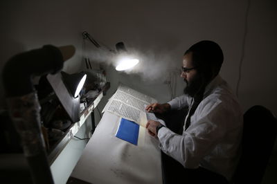 תיעוד: סופר הסת"ם כותב את מגילת אסתר