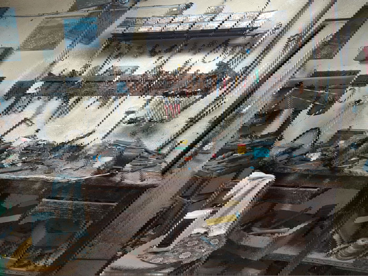 המשרד של הרב בורר, ואפיית מצות עם הגר"ח קנייבסקי