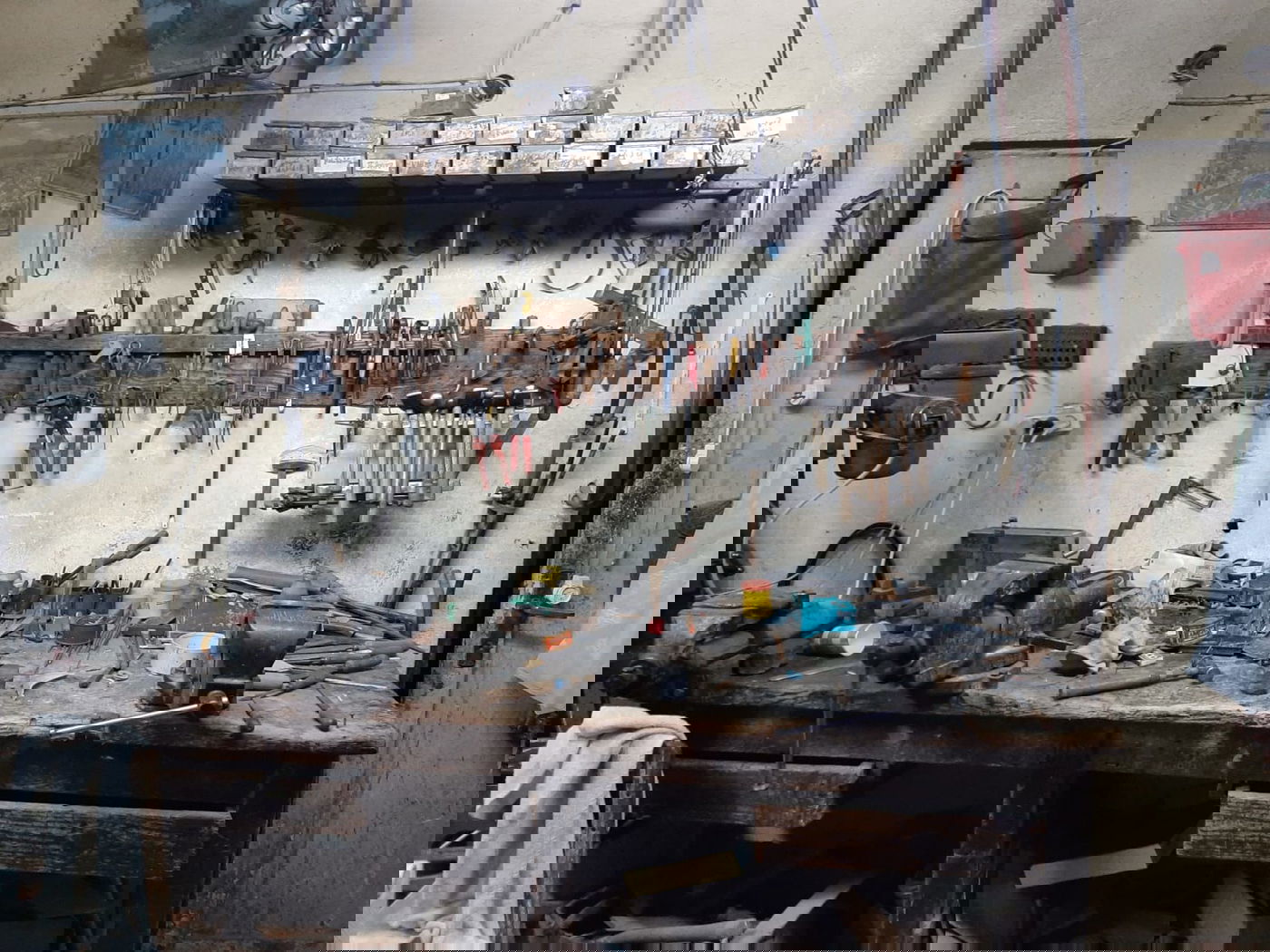 המשרד של הרב בורר, ואפיית מצות עם הגר"ח קנייבסקי