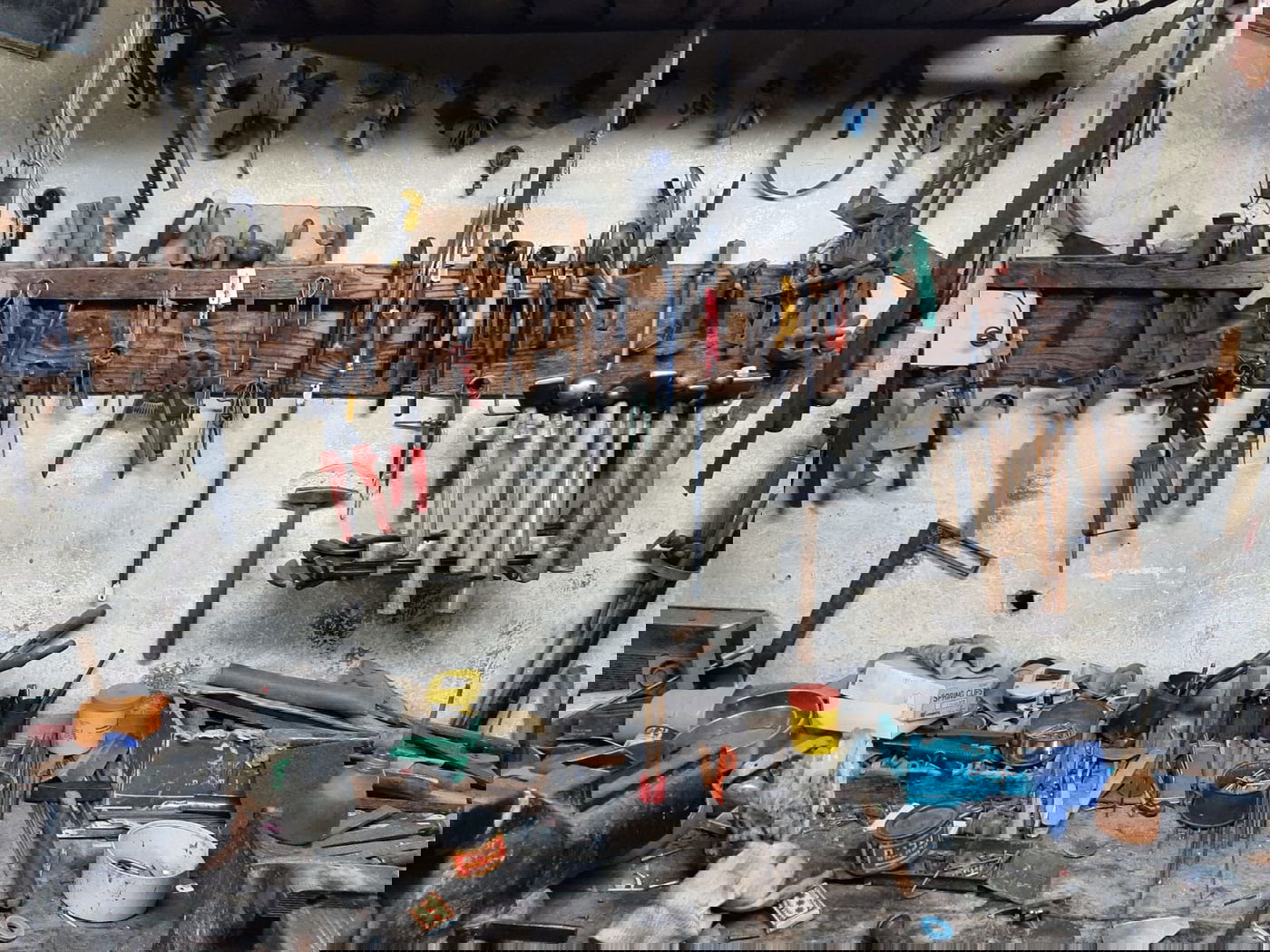 המשרד של הרב בורר, ואפיית מצות עם הגר"ח קנייבסקי