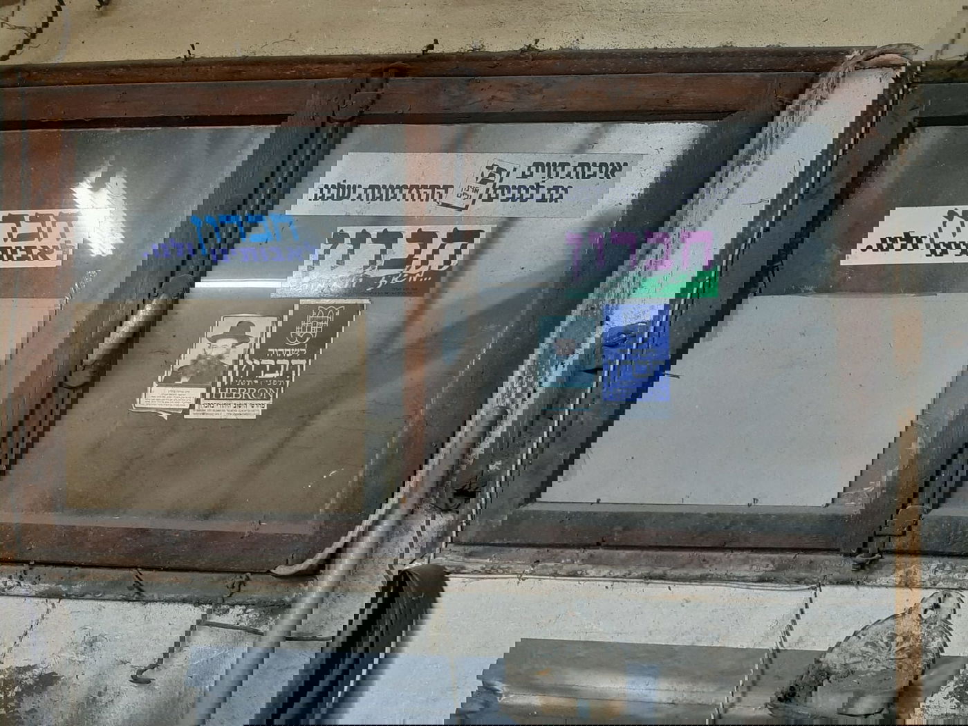 המשרד של הרב בורר, ואפיית מצות עם הגר"ח קנייבסקי