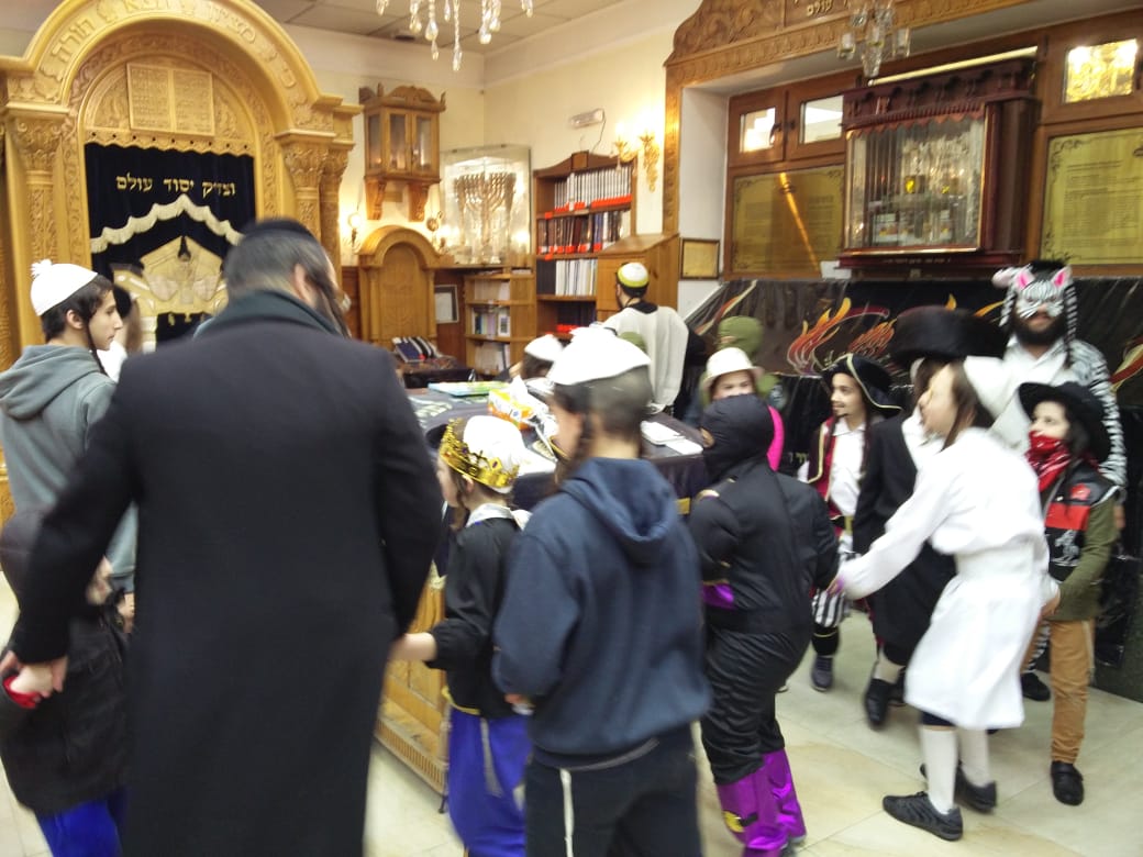 ילדי אומן צעדו בתחפושות ברחובות העיר