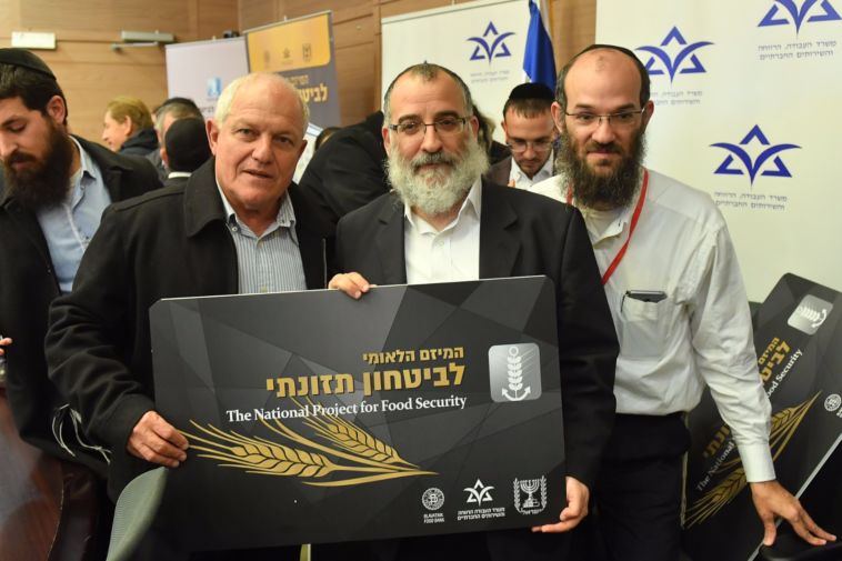 הרב מנדי בלוי מ'כולל חב"ד' בהשקת המיזם עם שר הרווחה לשעבר חיים כץ