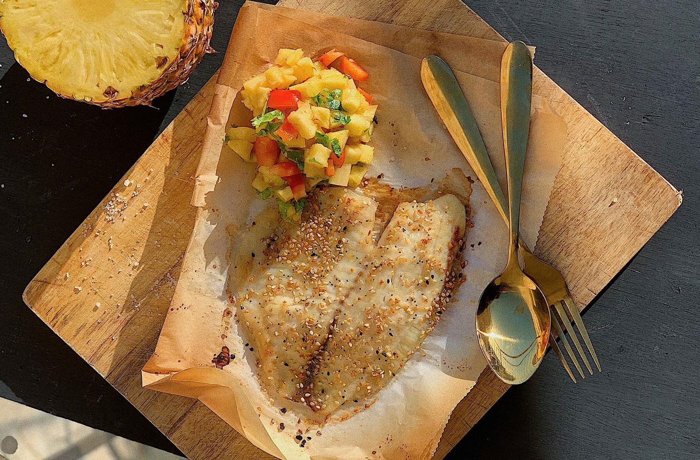 פילה מושט אפוי בקראסט לצד סלסת אננס טרי