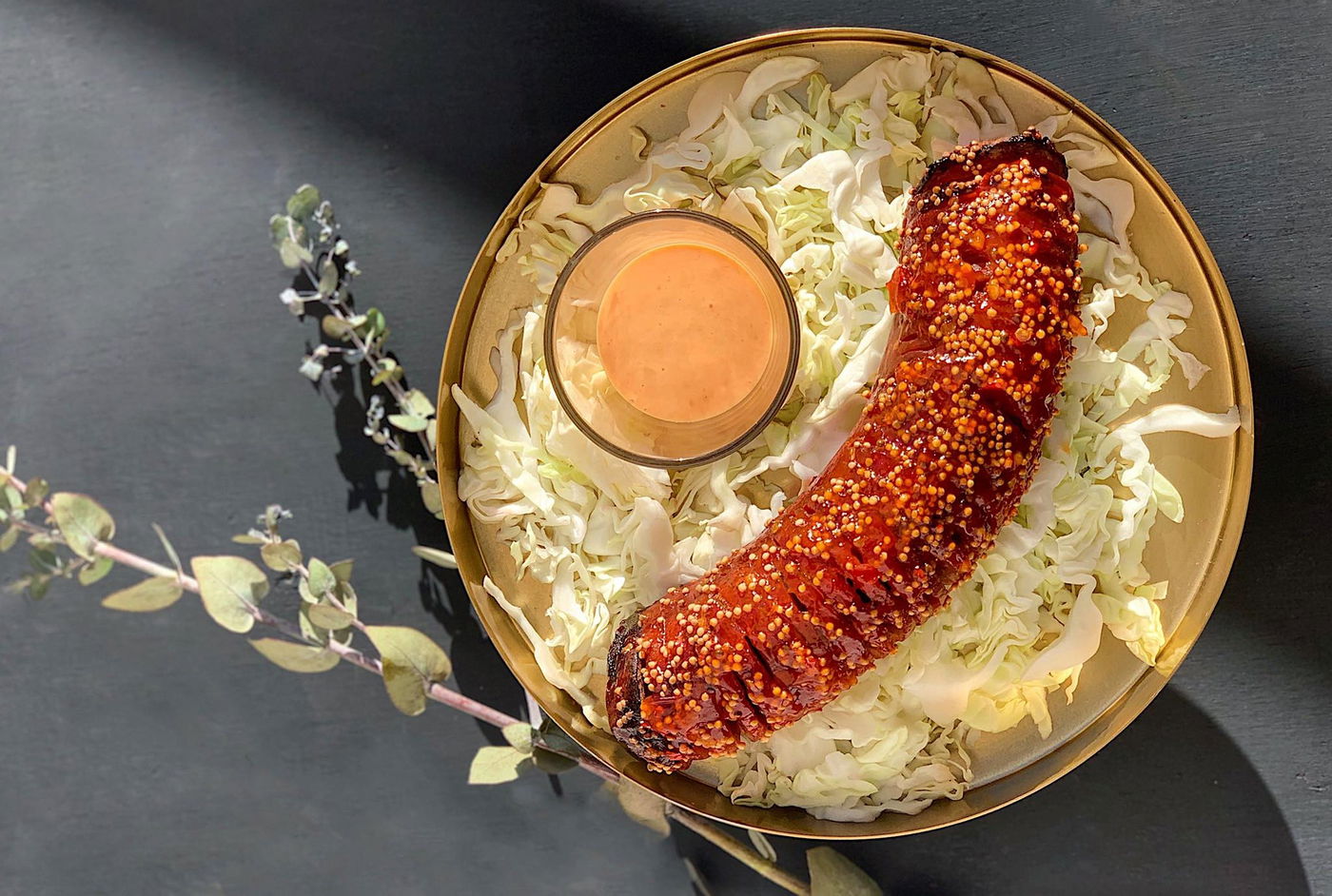 נקניק סלמי אפוי ברוטב צ׳ילי-חרדל משגע