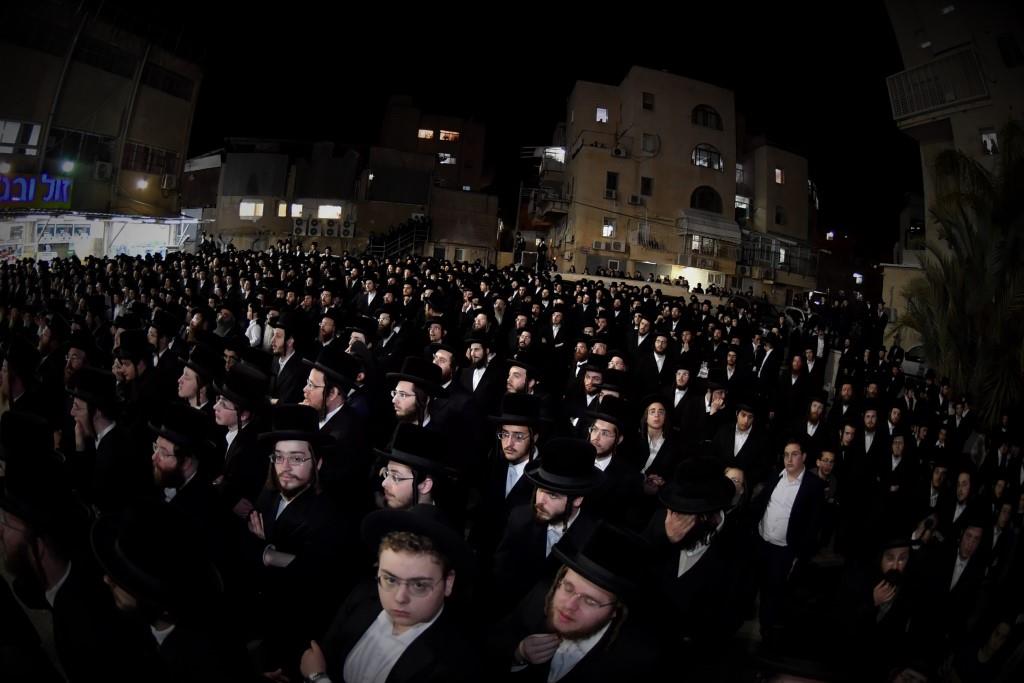 מעמד קביעת מזוזה לבית המדרש ויז'ניץ בירושלים