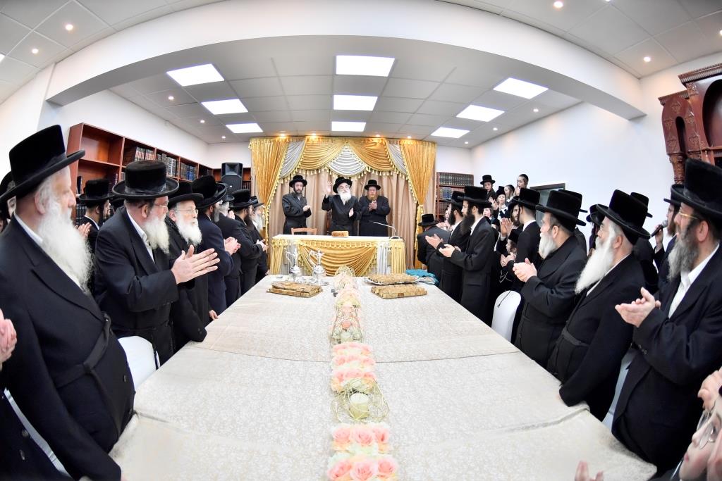 מעמד קביעת מזוזה לבית המדרש ויז'ניץ בירושלים