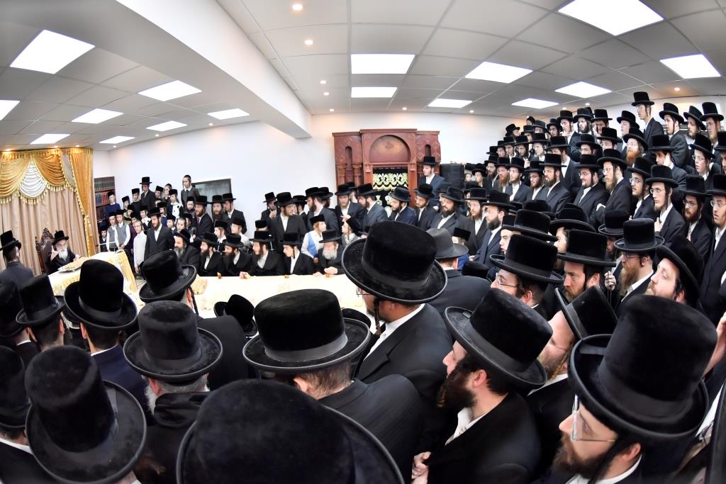 מעמד קביעת מזוזה לבית המדרש ויז'ניץ בירושלים