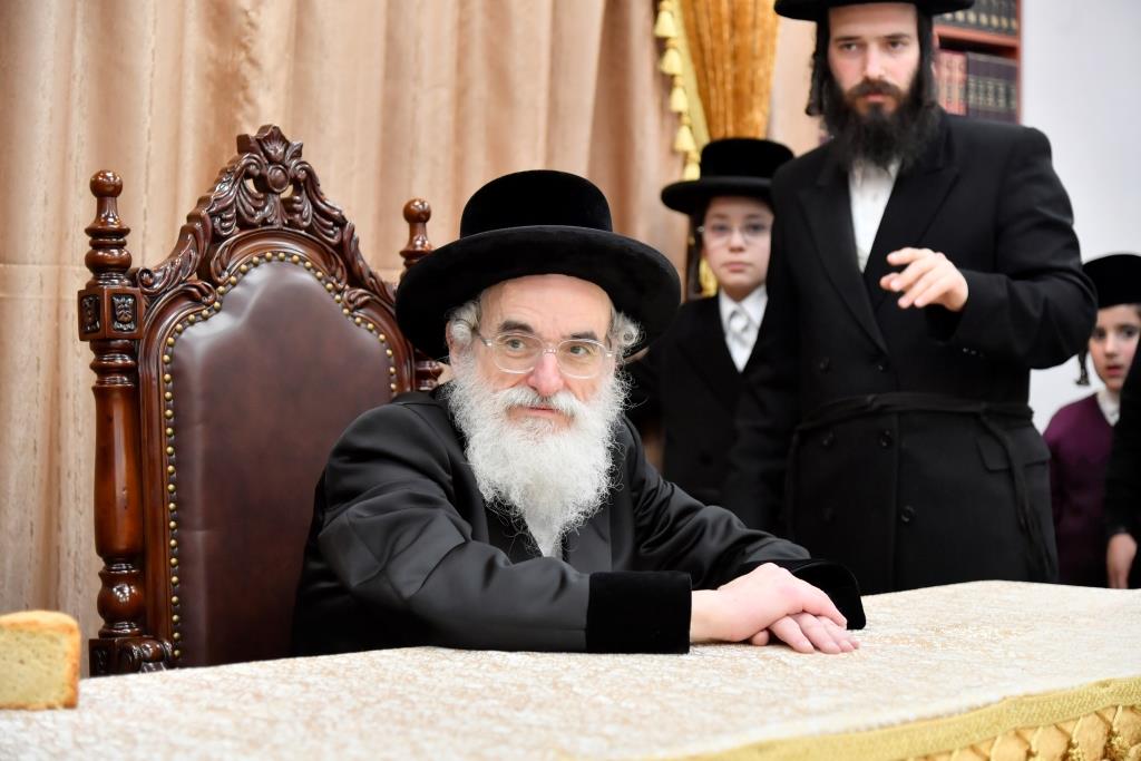 מעמד קביעת מזוזה לבית המדרש ויז'ניץ בירושלים