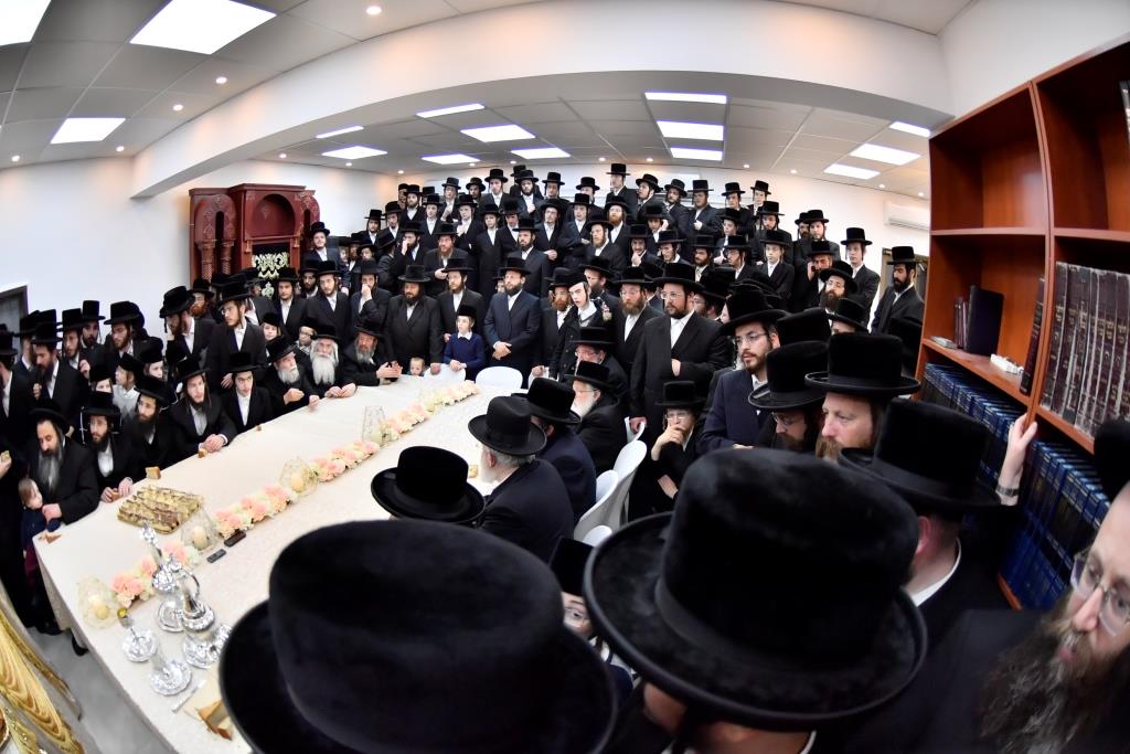 מעמד קביעת מזוזה לבית המדרש ויז'ניץ בירושלים