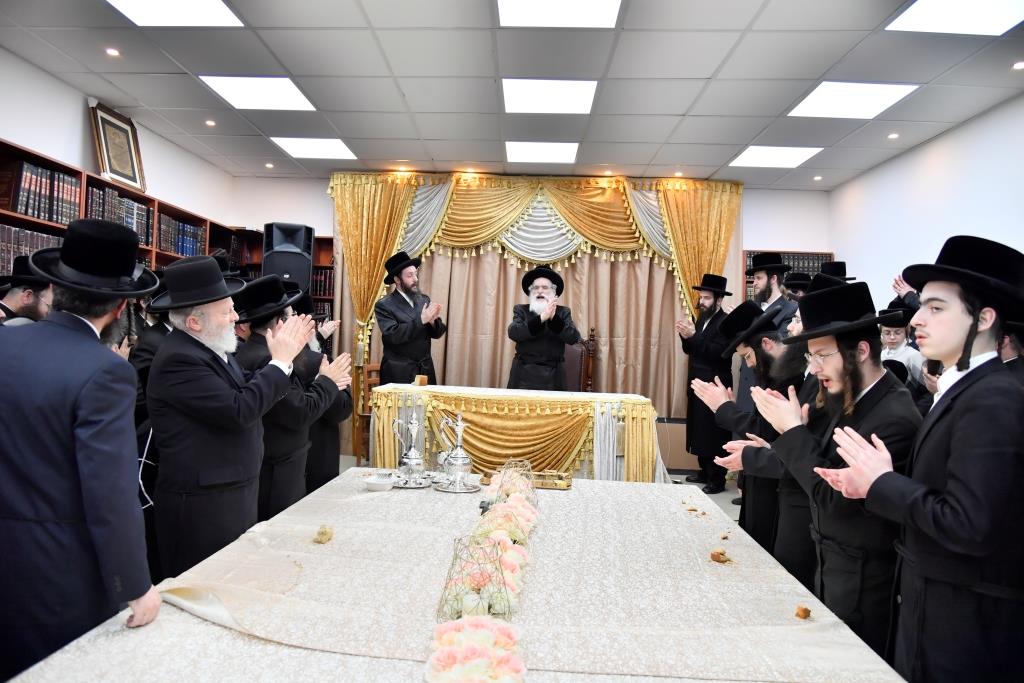 מעמד קביעת מזוזה לבית המדרש ויז'ניץ בירושלים