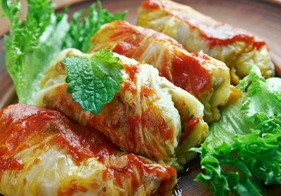 כרוב ממולא באורז, בשר וצימוקים לסעודת החג