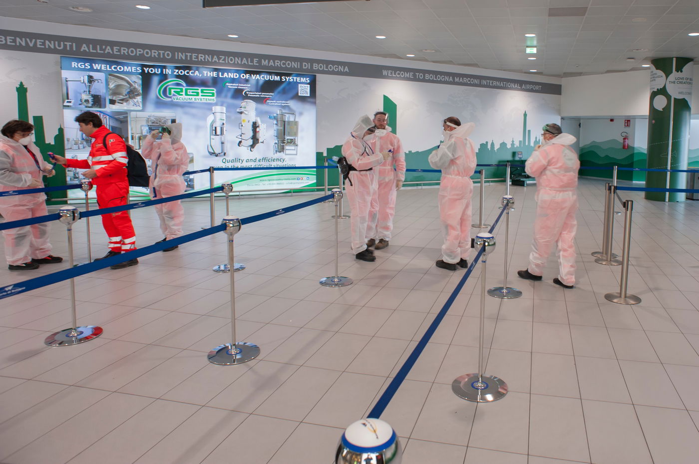 בדיקות בשדה התעופה באיטליה