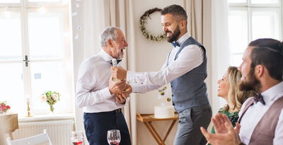 בפורים ובכלל: אם אורח מביא יין - צריך לפתוח אותו מיד?