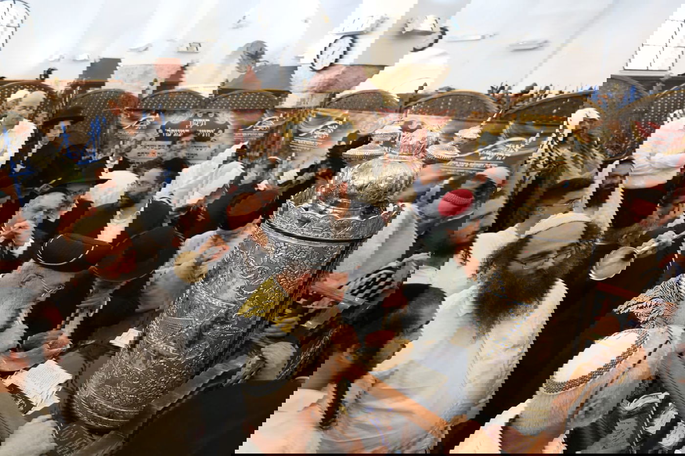 באמצע הצום: מקובלי אור הרשב"י הגיעו במסוק למירון • צפו