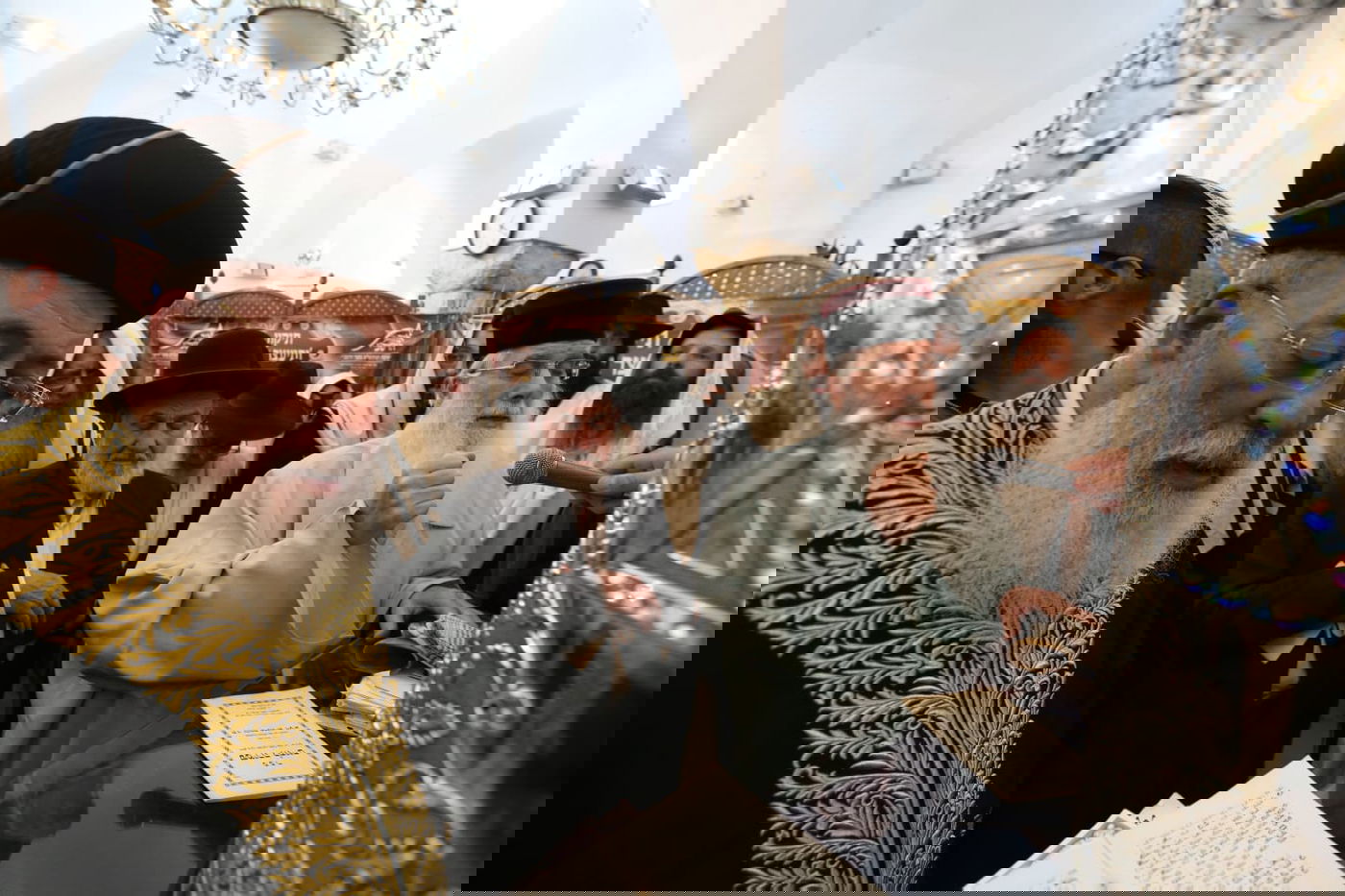 באמצע הצום: מקובלי אור הרשב"י הגיעו במסוק למירון • צפו