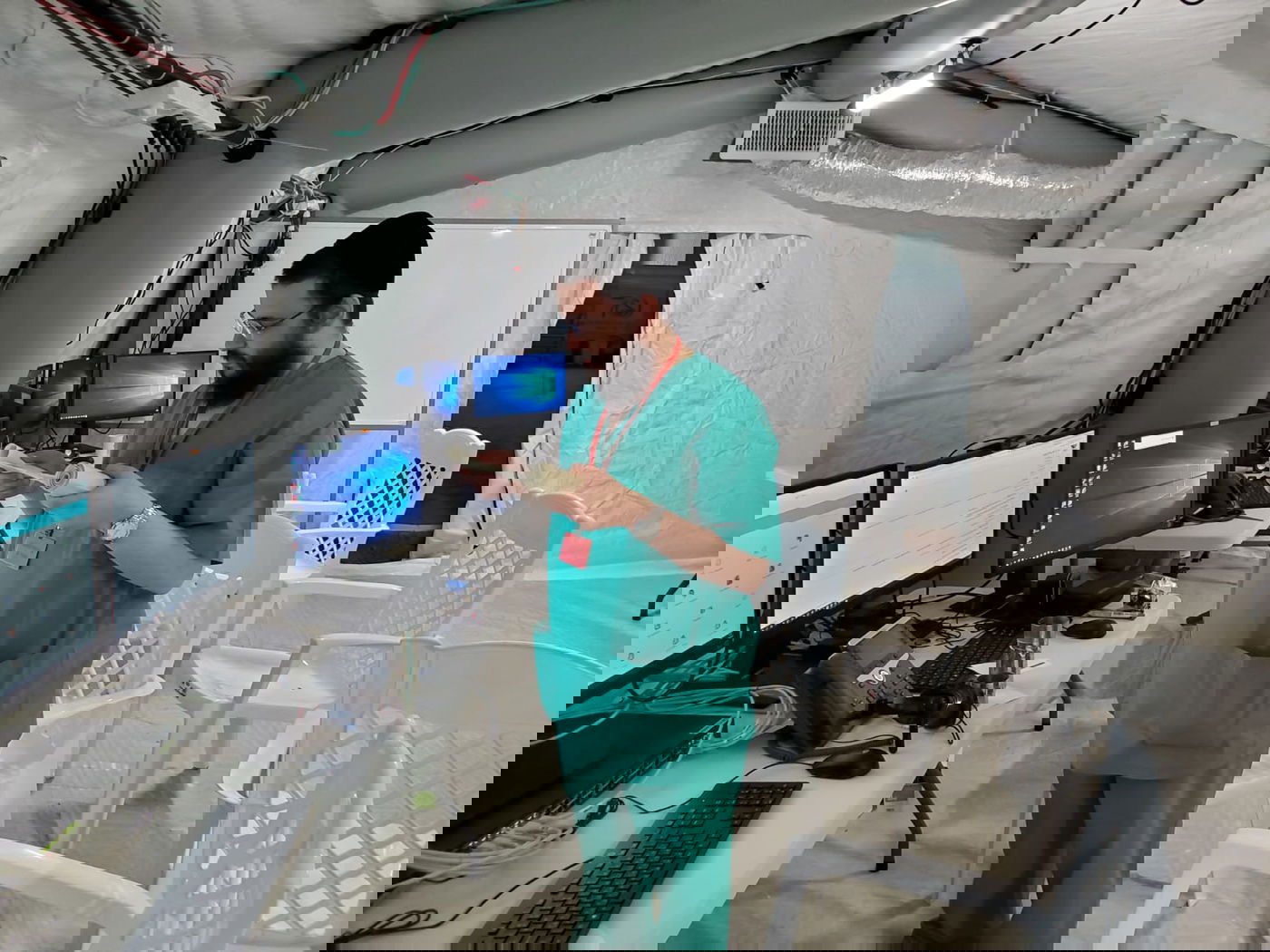 מרגש: הרופא החרדי יהודה סבינר, קרא את המגילה לחולי הקורונה