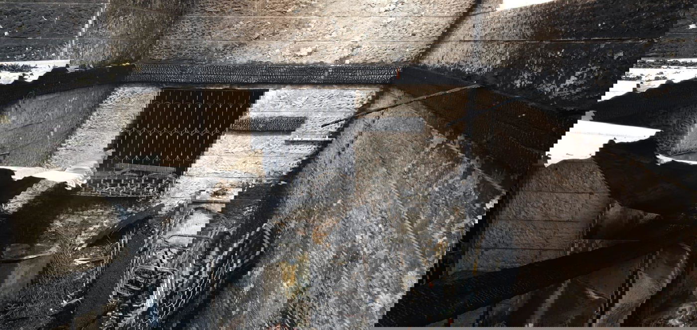 שריפה פרצה בדירה; אם וילדתה נפצעו קל