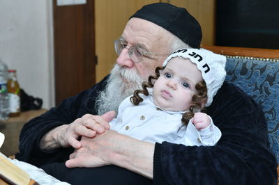 רגע נדיר: הגר"מ גריינמן שמח עם הנינה. צפו