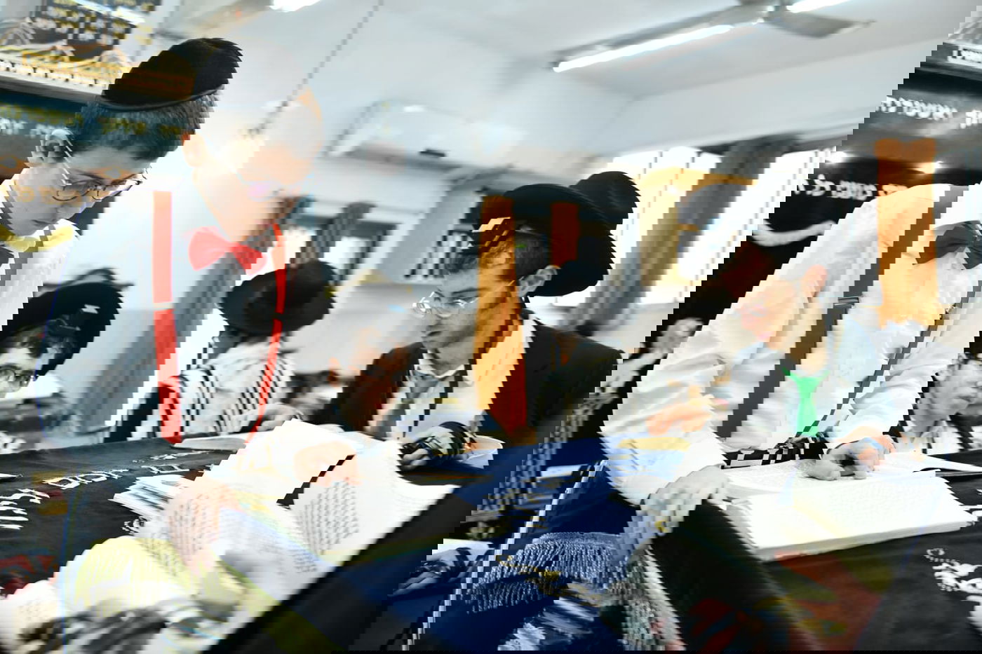 הגר"ג אדלשטיין בקריאת המגילה ומתנות לאביונים • תיעוד