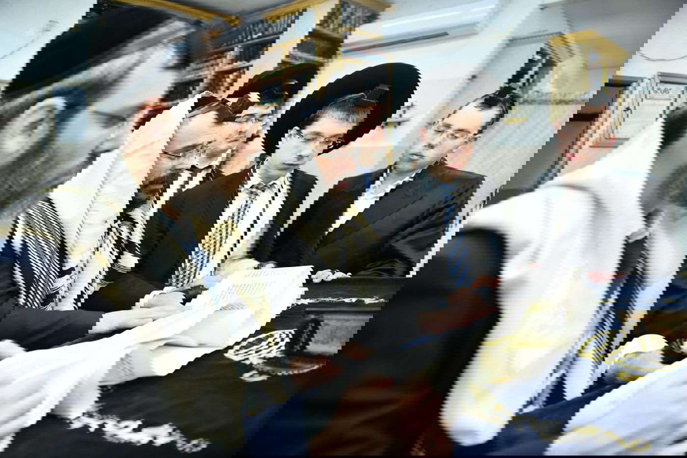 הגר"ג אדלשטיין בקריאת המגילה ומתנות לאביונים • תיעוד