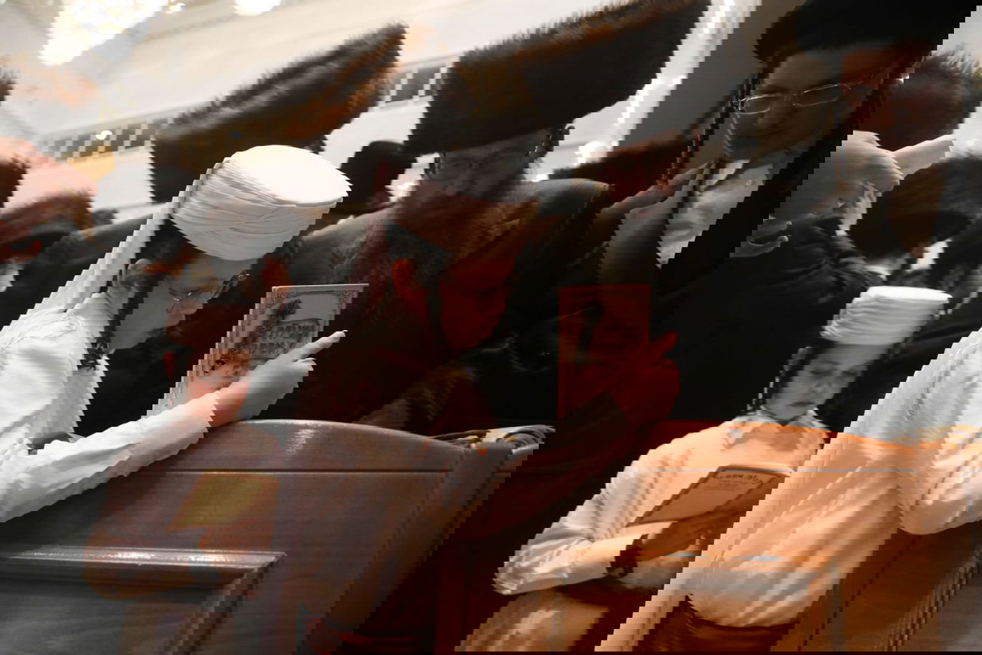 תיעוד: קריאת המגילה אצל האדמו"ר מבעלזא