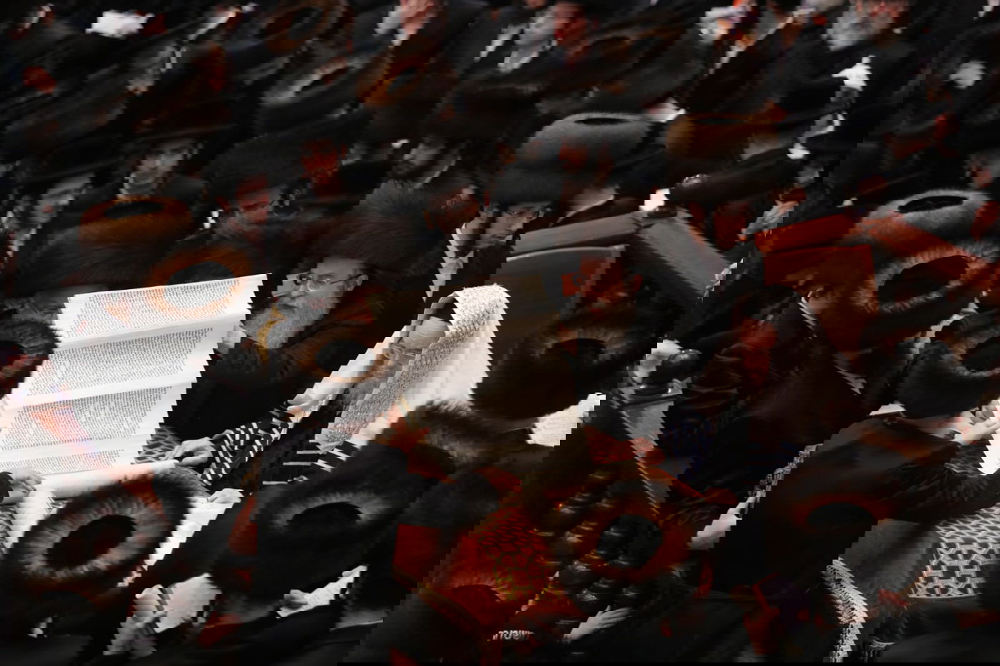 תיעוד: קריאת המגילה אצל האדמו"ר מבעלזא