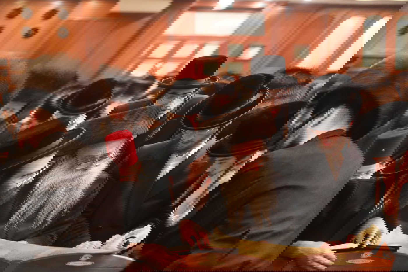 תיעוד: קריאת המגילה אצל האדמו"ר מבעלזא