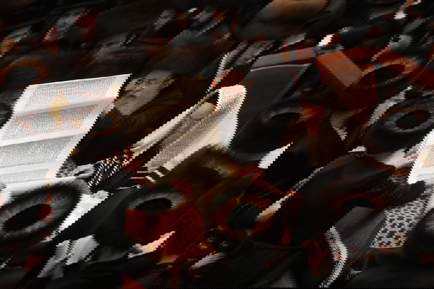 תיעוד: קריאת המגילה אצל האדמו"ר מבעלזא