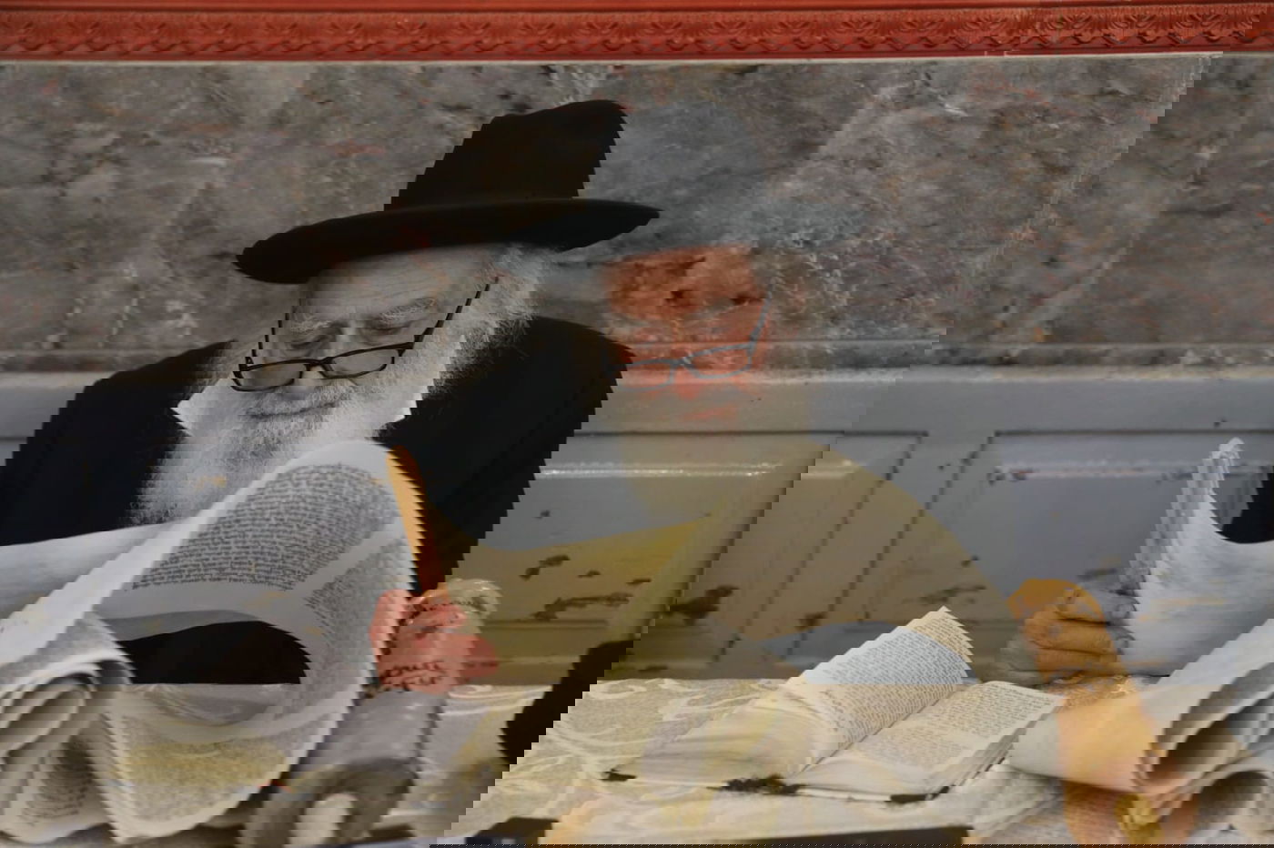 חג הפורים במאה שערים: מגילה ותחפושות