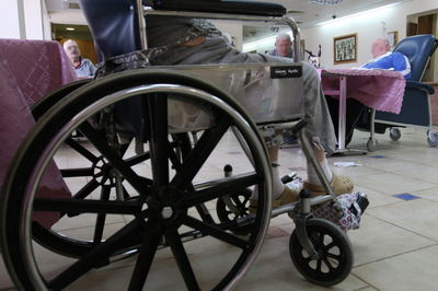 ישראל מתמגנת: תימנע כניסה לבתי אבות