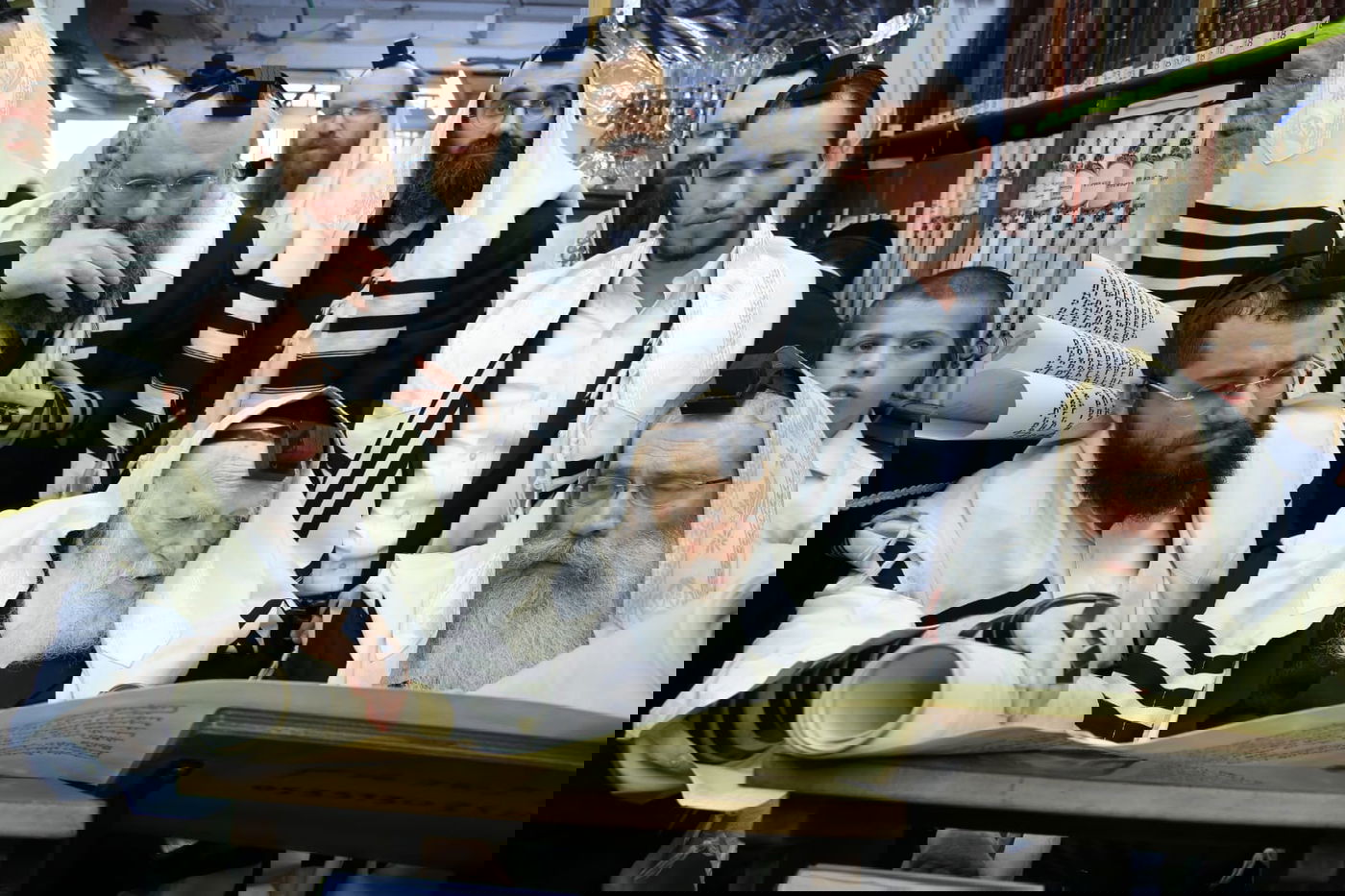 פורים בבית שר התורה: מגילה ומתנות לאביונים