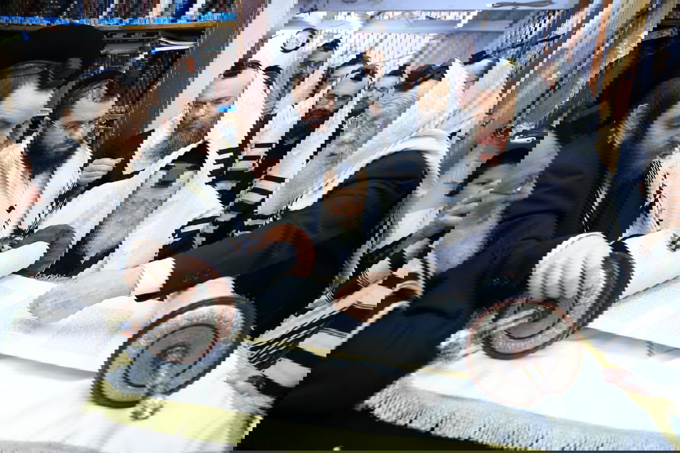 פורים בבית שר התורה: מגילה ומתנות לאביונים