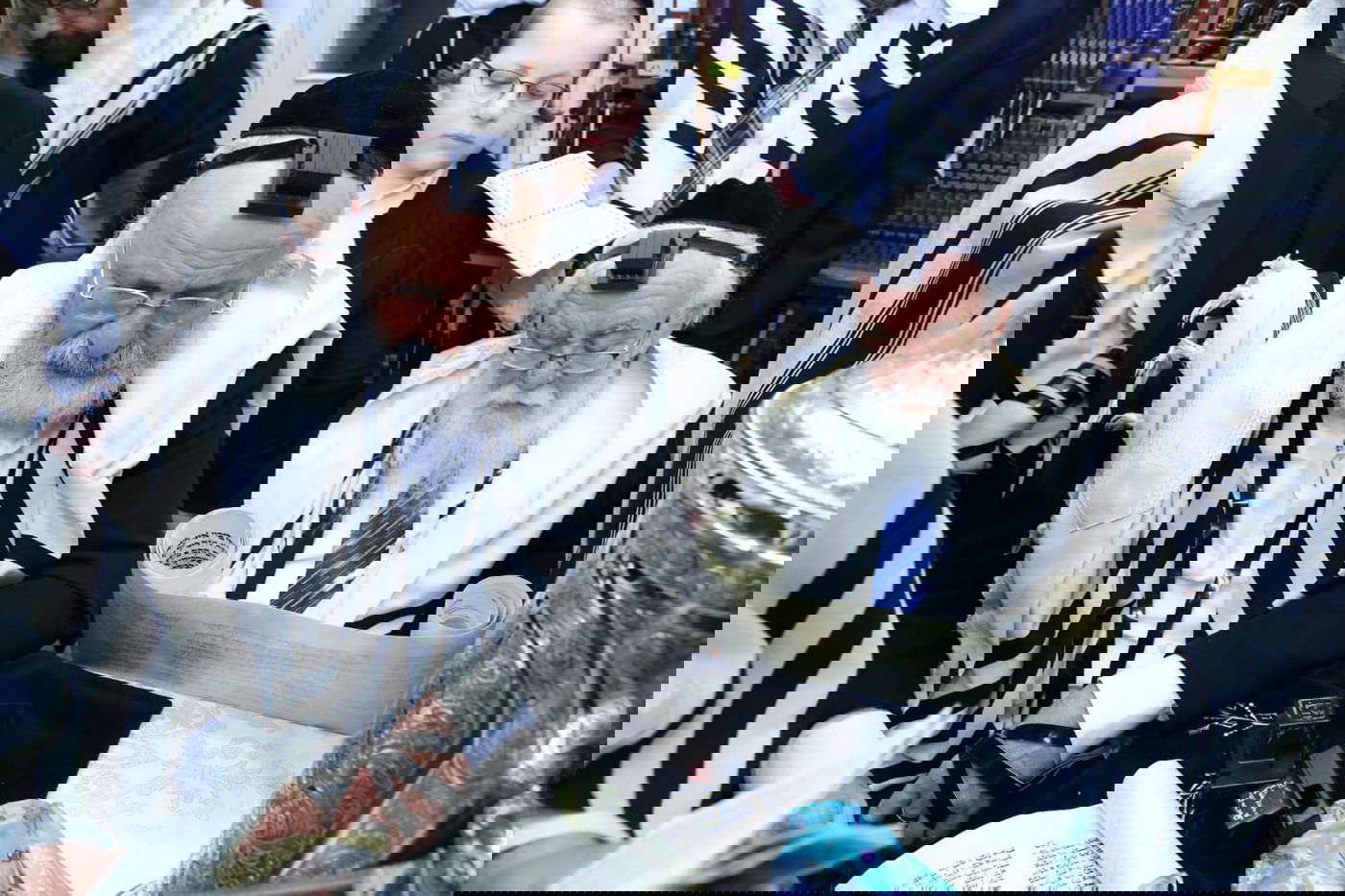 פורים בבית שר התורה: מגילה ומתנות לאביונים