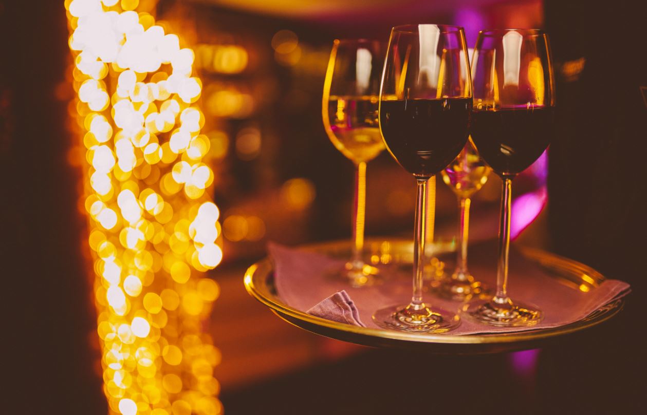 נִכְנַס יַיִן יָצָא סוֹד • הסודות המסתוריים של מיטב השיכורים