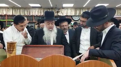 צפו: הרב יגאל כהן בקריאת מגילת אסתר