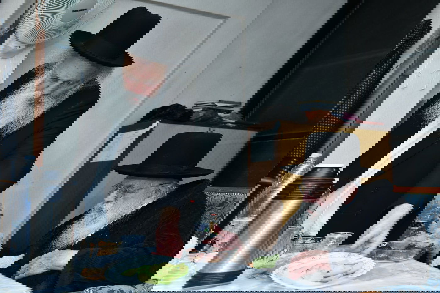 רגע נדיר: הגר"מ גריינמן שמח עם הנינה. צפו