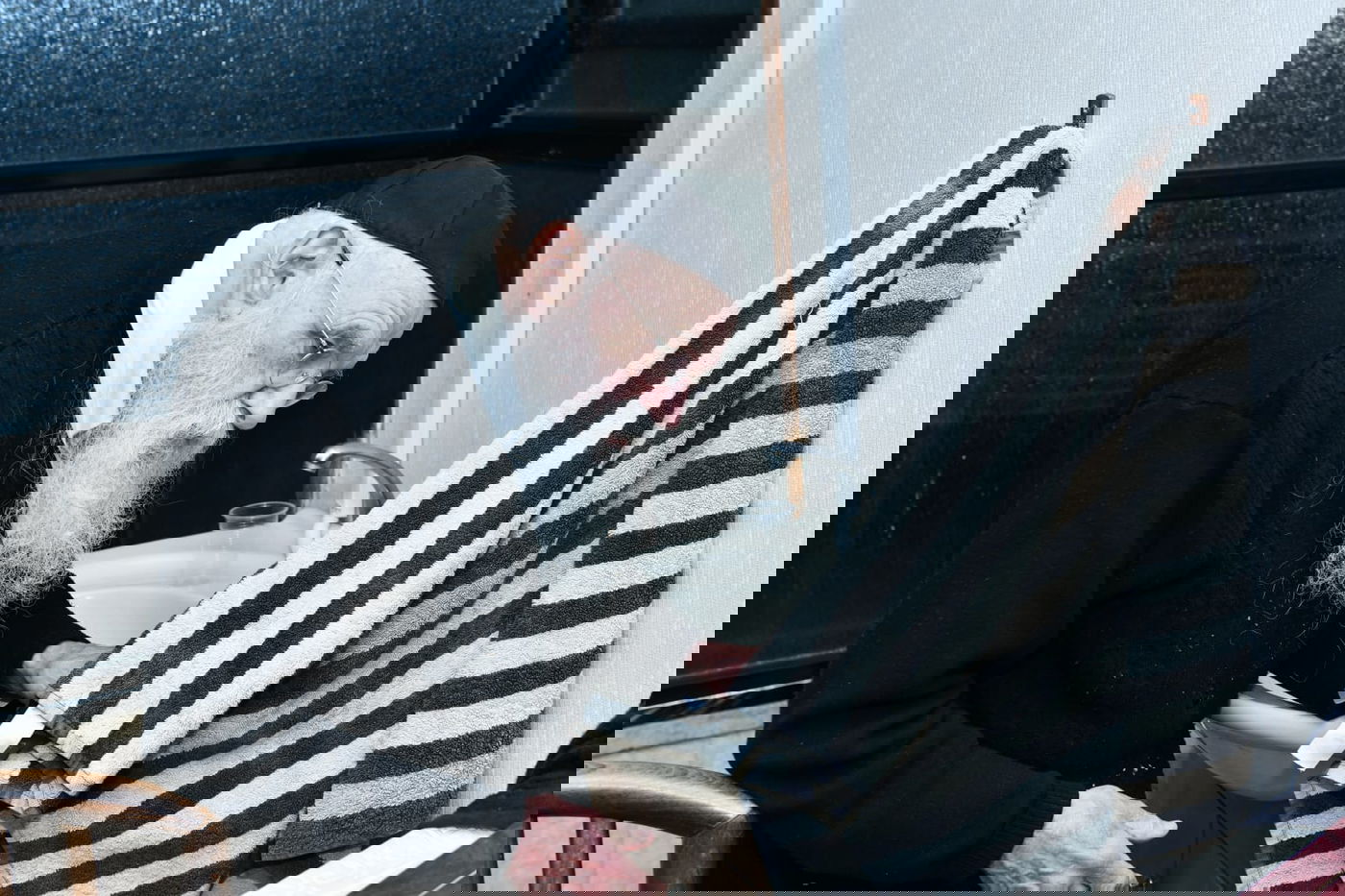 רגע נדיר: הגר"מ גריינמן שמח עם הנינה. צפו