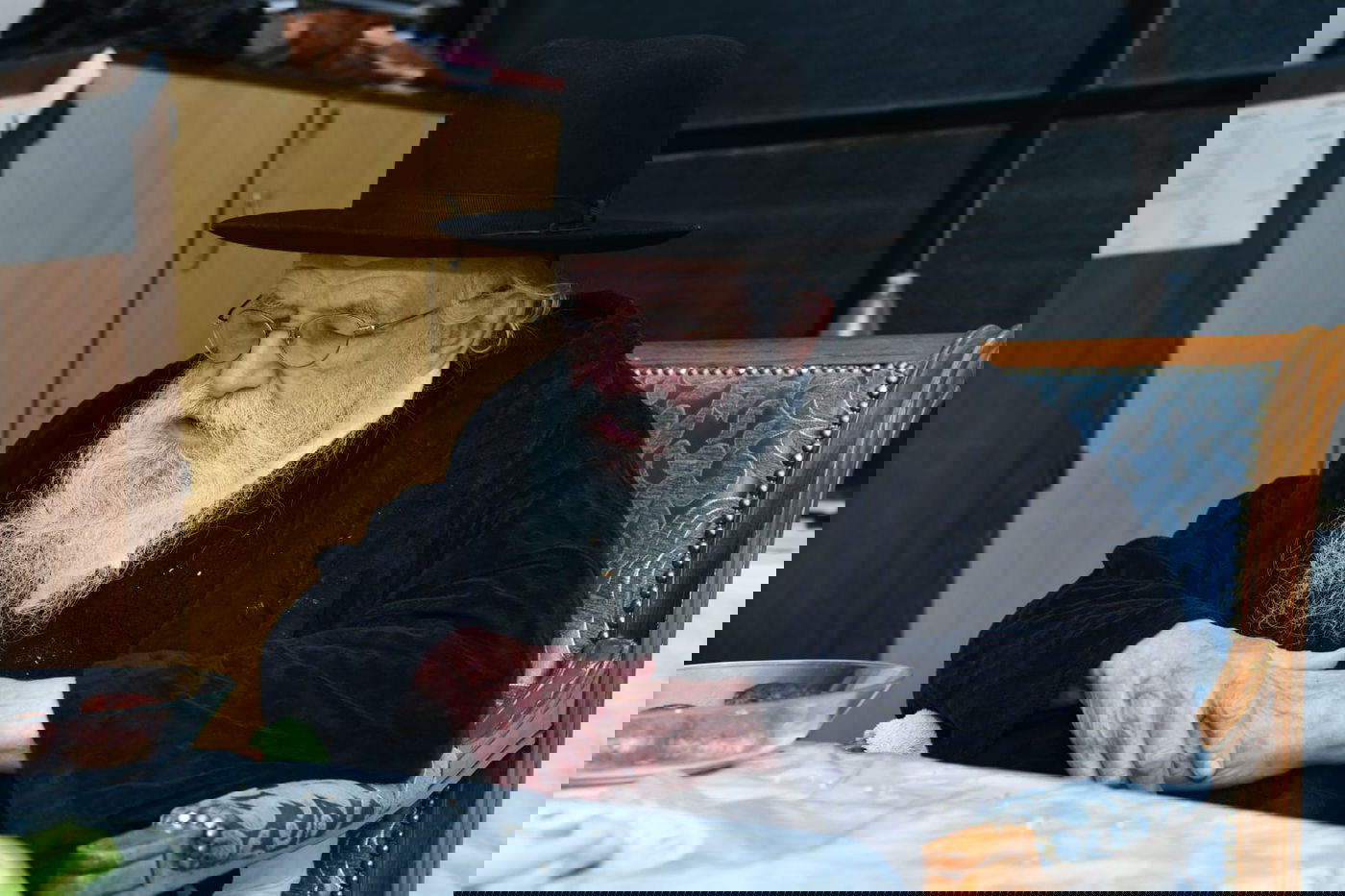 רגע נדיר: הגר"מ גריינמן שמח עם הנינה. צפו